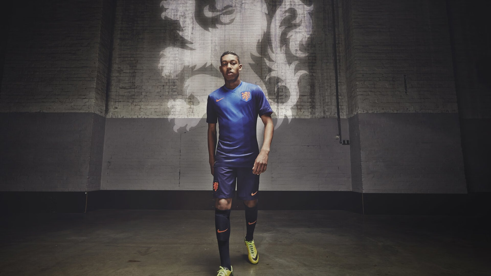 九游电脑版-后腰定位清晰，稳定调度中场，后腰球员怎么建立中场优势